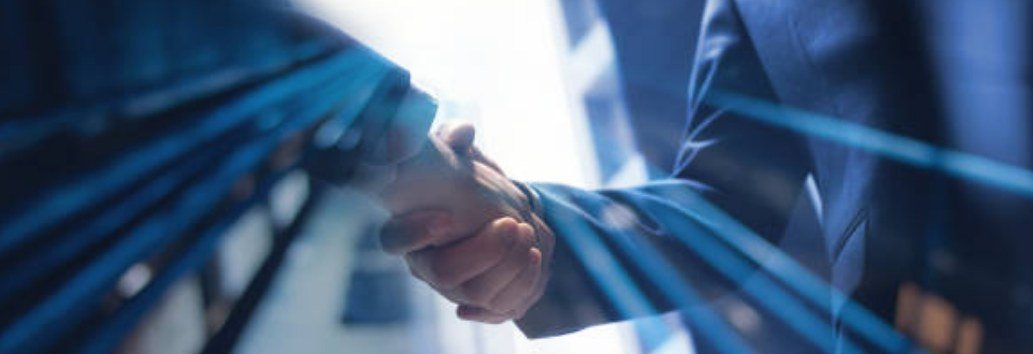 Poignée de main entre partenaires financiers