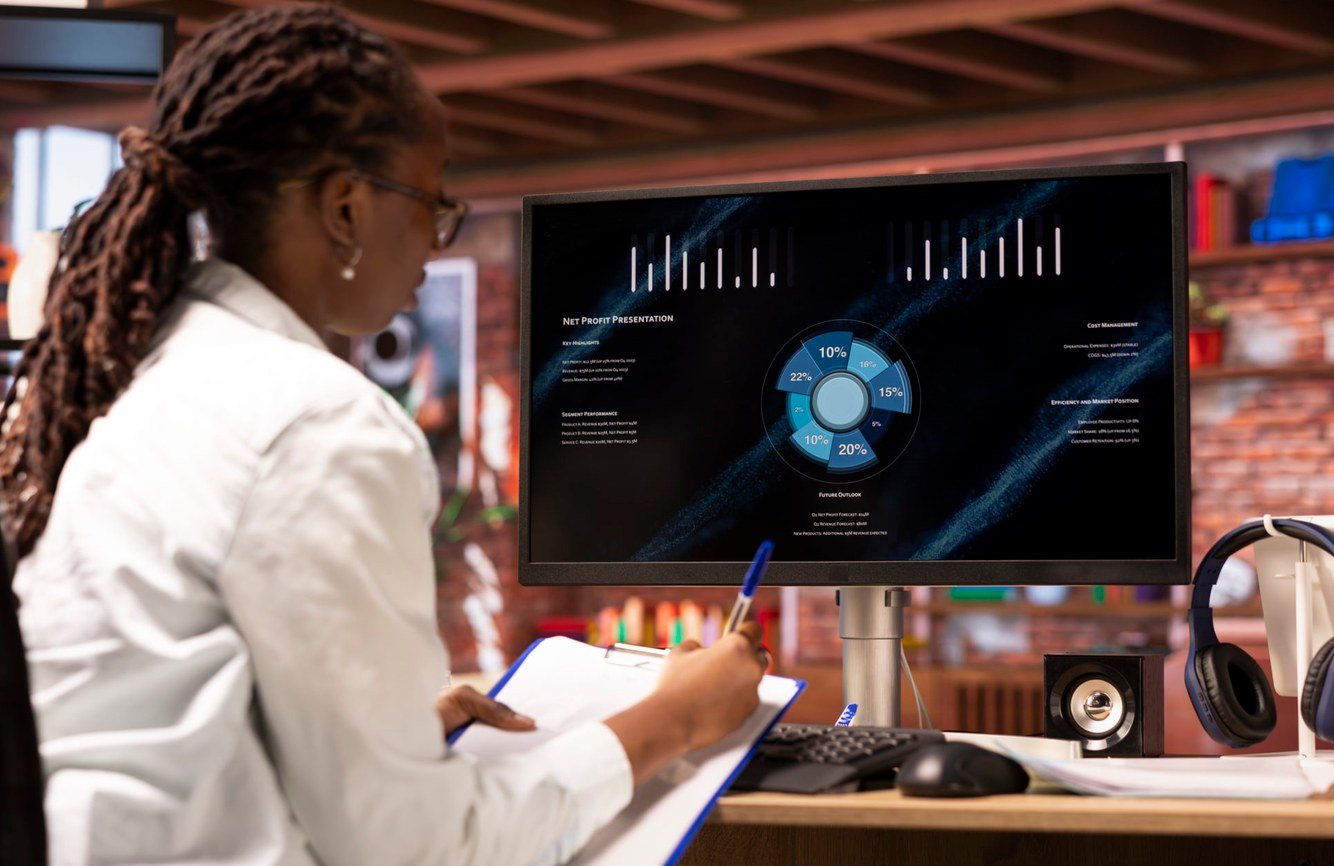 Consultante analysant un tableau de bord